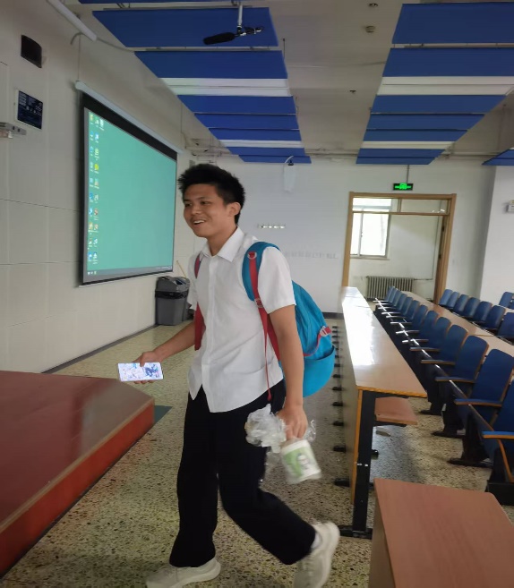 细微之处见公德 举手之间显担当——记2025级新生张驰课后默默清理大教室